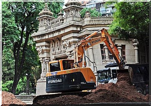 Excavator working in the Buenos Aires Zoo area